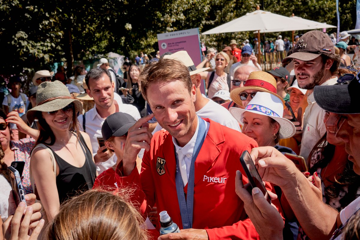 FEI_Global's tweet photo. Famous faces, equestrian edition! 🤳🌟
Hollywood’s got nothing on our #Jumping superstars! 🎬
📸 ©FEI/ Liz Gregg
#ABondLikeNoOther #ASportLikeNoOther
#ChristianKukuk #Checker47 #Paris2024 #Olympics #FEIJumping #Jumping #ChateauDeVersailles #Versailles #FEI #IndividualFInal #Gold #Winner @Olympics @FN_eV