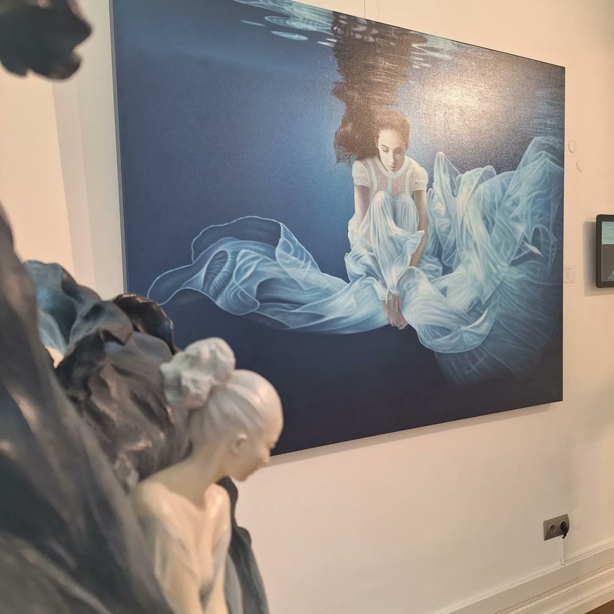 ArtCatto's tweet photo. Some details of this stunning oil on canvas painting by Ralf Arzt 💙🤩 Currently being exhibited at the @ArtCatto gallery Loulé 😉
#artcatto #art #artgallery #original #painting #ralfarzt #sweedenartist #hyperrealism #details #oiloncanvas #woman #underwater #loulé #algarve #arte https://t.co/B2JLWb21Dn