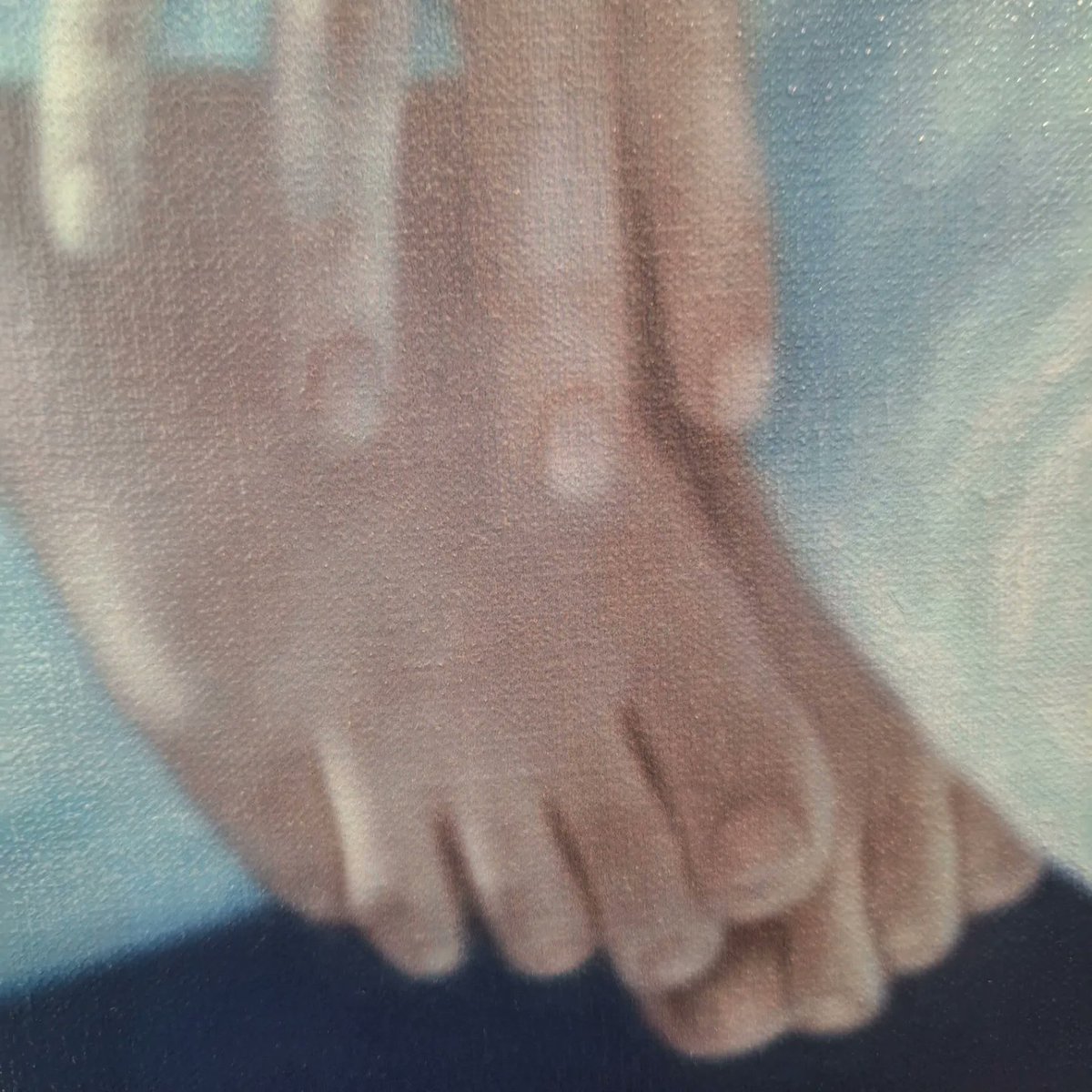 ArtCatto's tweet photo. Some details of this stunning oil on canvas painting by Ralf Arzt 💙🤩 Currently being exhibited at the @ArtCatto gallery Loulé 😉
#artcatto #art #artgallery #original #painting #ralfarzt #sweedenartist #hyperrealism #details #oiloncanvas #woman #underwater #loulé #algarve #arte https://t.co/B2JLWb21Dn