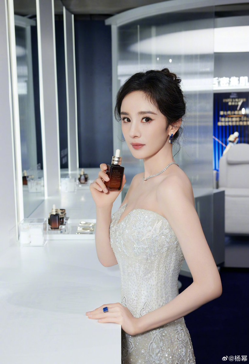 lie98988's tweet photo. Yang Mi for today’s Estee Lauder brand event in Shanghai.

#YangMi #杨幂

1/3 https://t.co/HNTdSj42DY