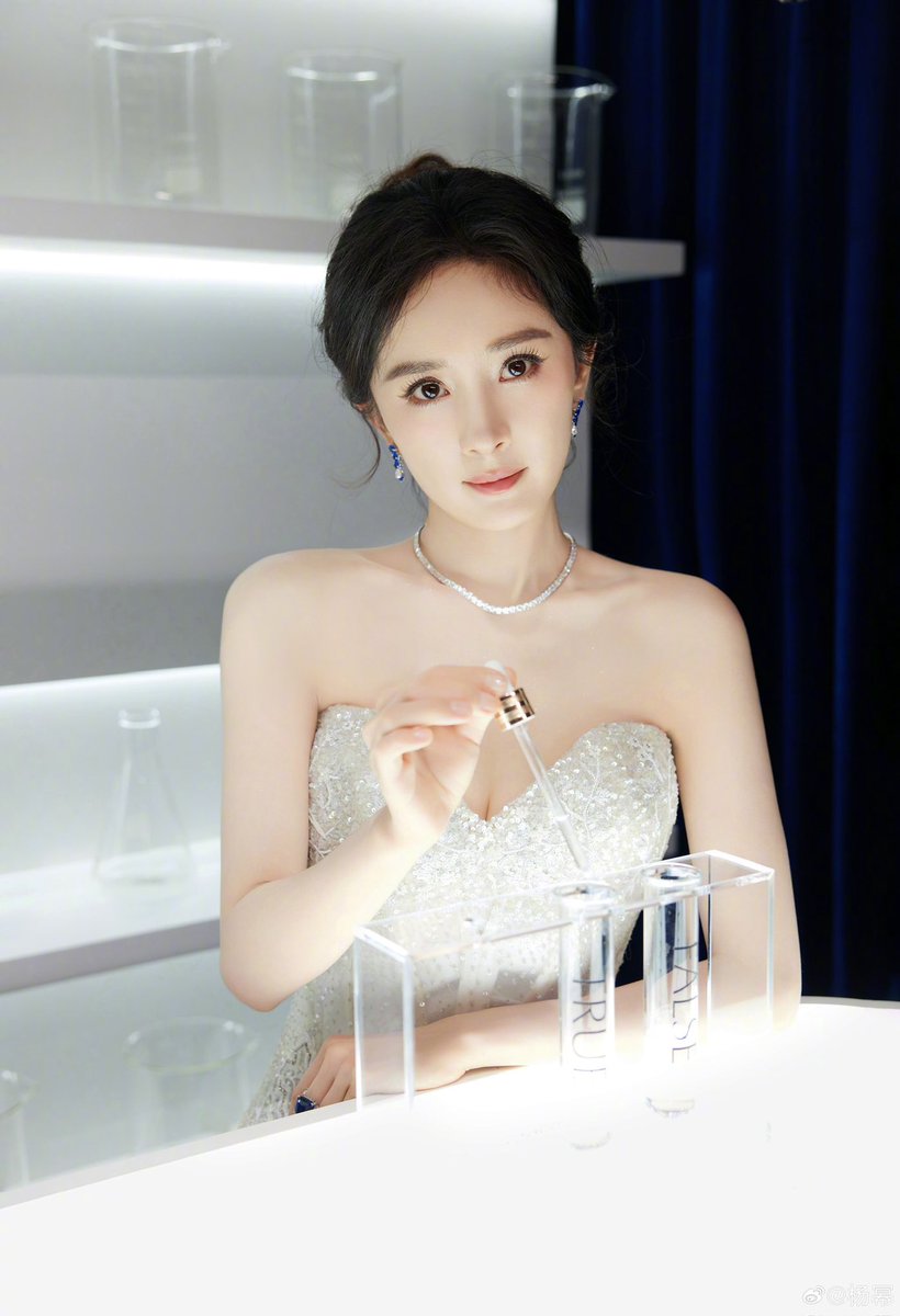 lie98988's tweet photo. Yang Mi for today’s Estee Lauder brand event in Shanghai.

#YangMi #杨幂

1/3 https://t.co/HNTdSj42DY
