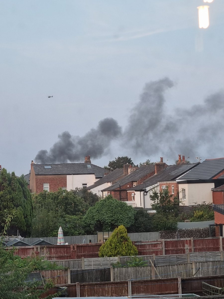 DocRedHerring's tweet photo. Last week tuesday, I saw this happen (image) and was immediately concerned. After talking to other household members, we decided to rush to someone elses house further out of town. We spent the night there. Most of the riotters were originally from Liverpool, and the riot (1/3) https://t.co/KcxwBdujt7