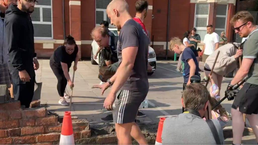 DocRedHerring's tweet photo. Aswell as citizens coming together to clean up the following days. The riots completely overshadowed the dead and ingured victims of Monday in the news, however the community remembers, with areas full of flowers, teddies, cards, and candles. https://t.co/TUyxWvG9Pf