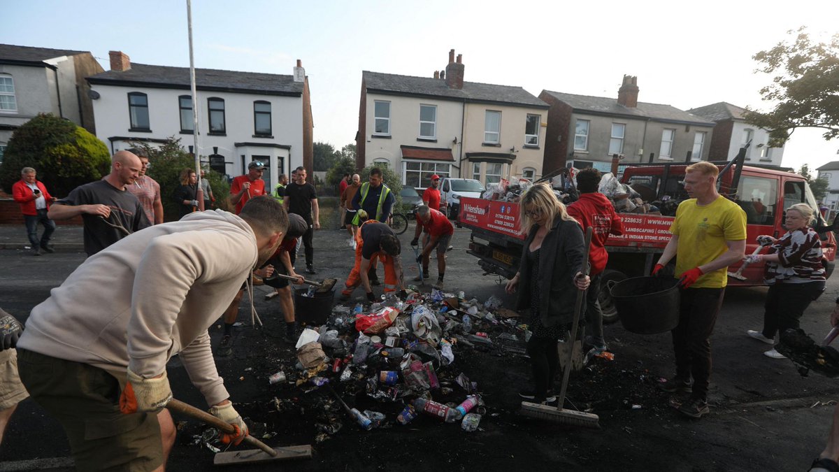 DocRedHerring's tweet photo. Aswell as citizens coming together to clean up the following days. The riots completely overshadowed the dead and ingured victims of Monday in the news, however the community remembers, with areas full of flowers, teddies, cards, and candles. https://t.co/TUyxWvG9Pf