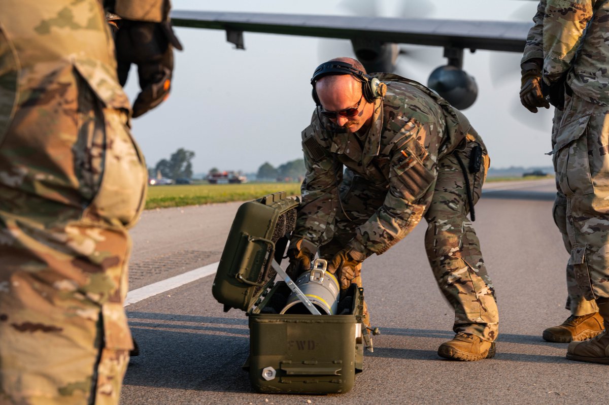 USSOCOM's tweet image. ♠️Refuel, Rearm, and Return to the fight

📍LZ secured on Highway 63 in Arkansas

#AirCommandos from @AFSpecOpsCmd exercised Agile Combat Employment capabilities during Emerald Warrior 24 FTX II with a forward arming and refueling point. #FARP

Read more: dvidshub.net/news/477748/af…