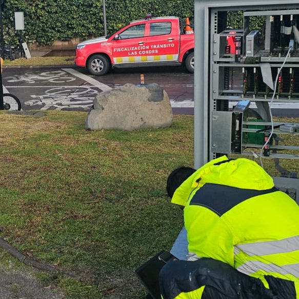 Equipo de inspectores de la Dirección de Tránsito trabajando en las calles, atendiendo las solicitudes de caídas de semáforos en la comuna.