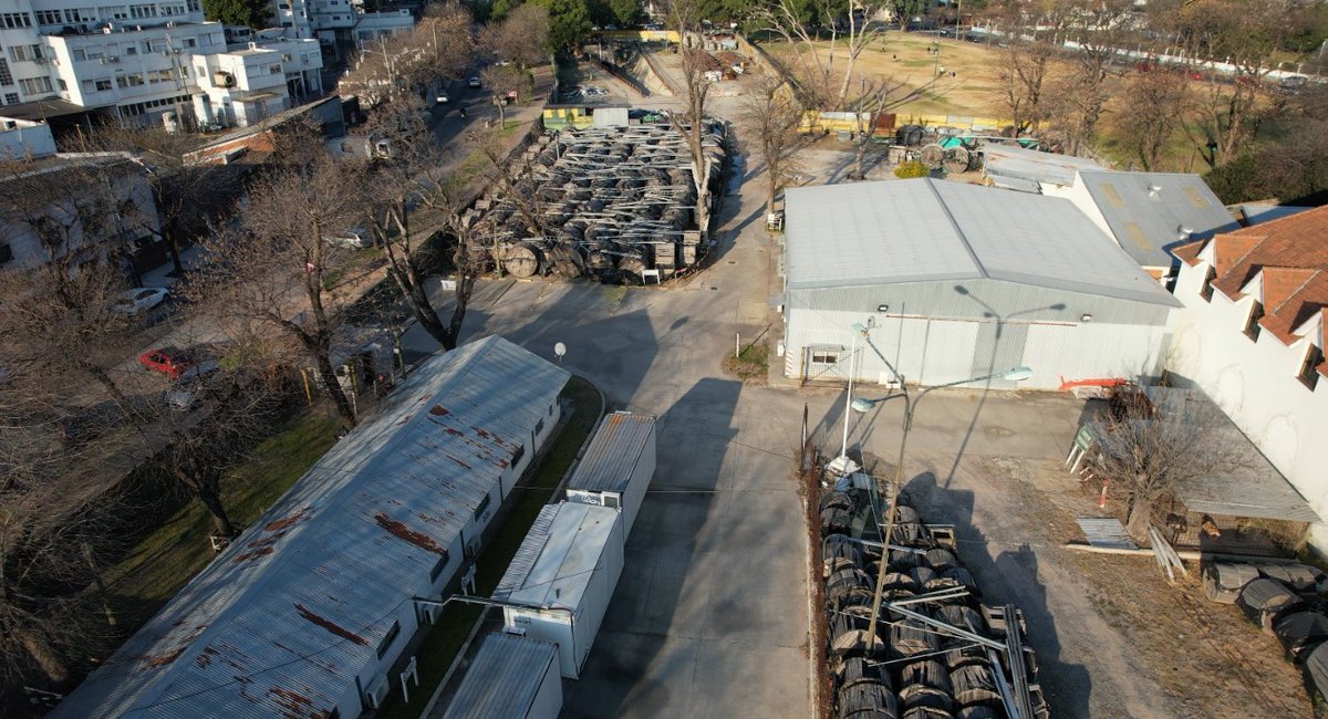 MDSuarez's tweet photo. Denuncian que el Parque Uriburu está tomado por SBASE y es usado como depósito

El lugar se transformó en un basural y en un gran depósito a cielo abierto.

El entramado empresarial que incluye a Techint y a EMOVA.

Mi nota @tiempoarg

https://t.co/pG3ZGhPTeM https://t.co/zn6ThQTQSg