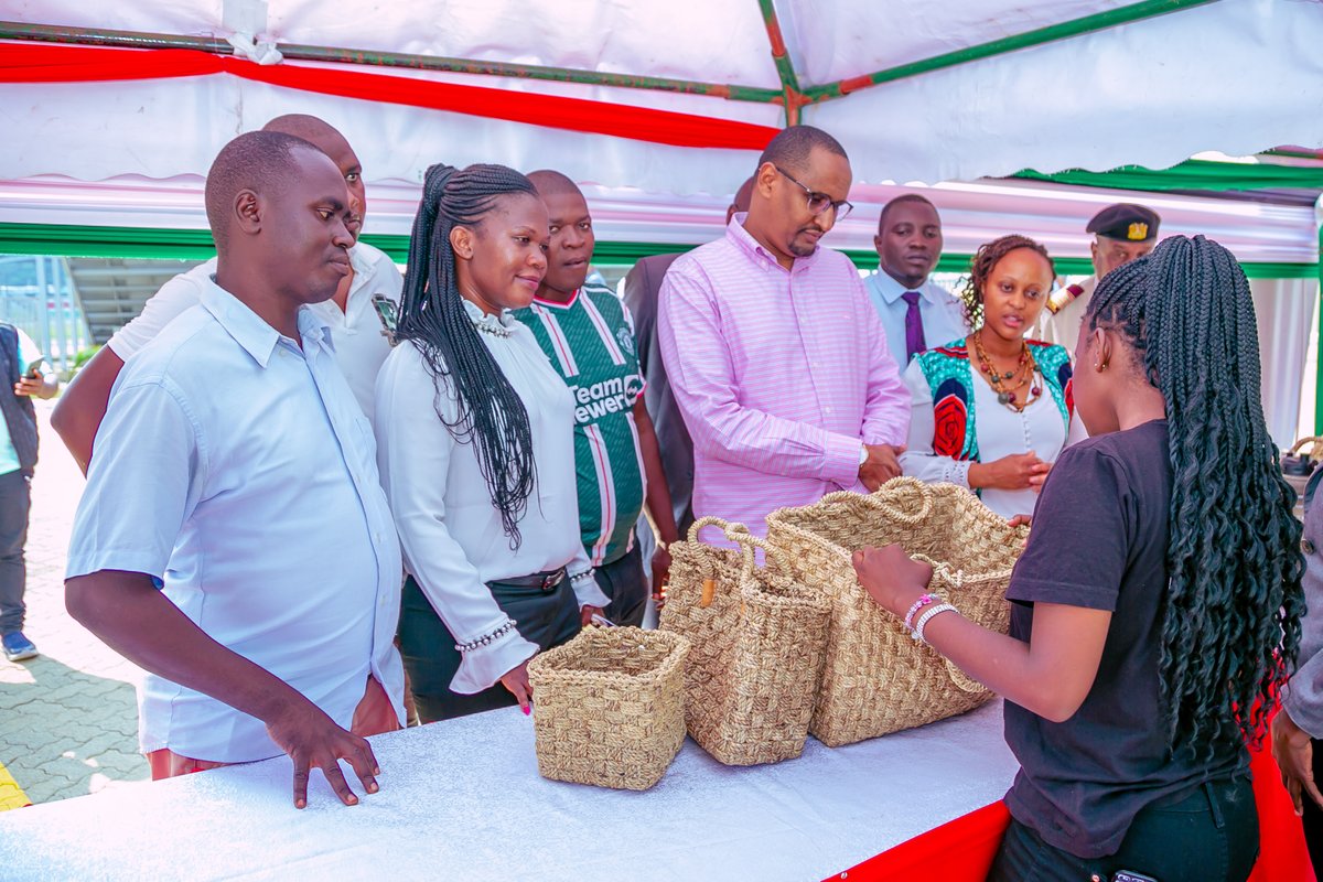 _IsmailMaalim's tweet photo. We launched National Youth Week countrywide build-up towards the International Youth Day 2024. In Kisumu, we engaged youth on opportunities for entrepreneurship, and digital skilling @StateHouseKenya @moyasa_ke @NYC_YouthVoice @YouthFund_Ke @presidentsaward @kenyafilmcomm https://t.co/FTEFad2PPk