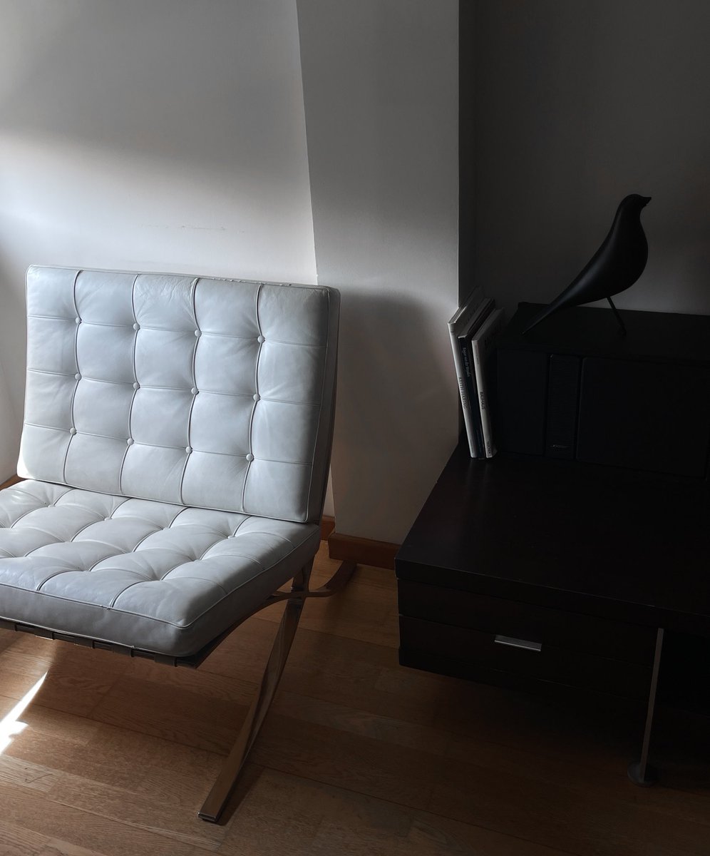 manuelcapillaa's tweet photo. Podría aplicarle todo el decálogo del buen diseño de Dieter Rams o simplemente decir que esta silla es jodidamente espectacular e icónica. https://t.co/UKJoOAVm1m