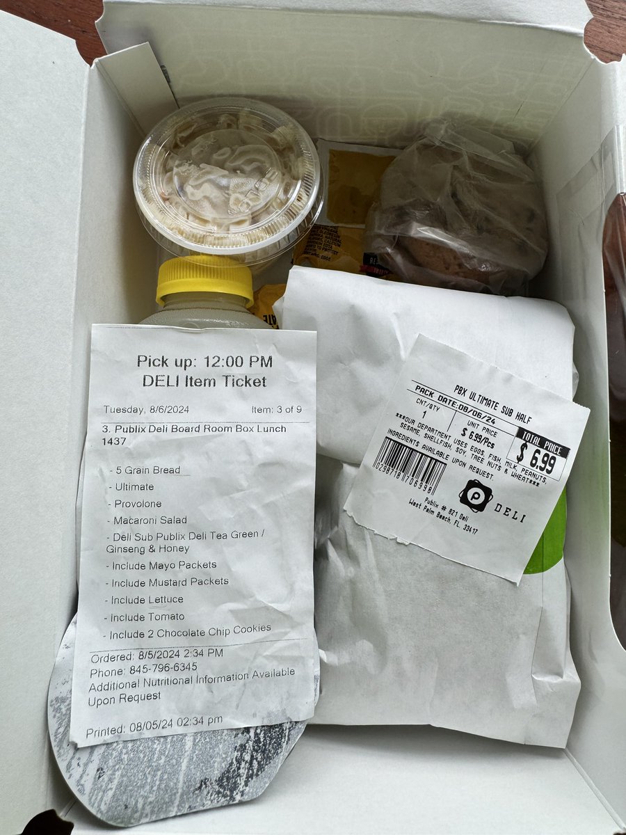 absentminded's tweet photo. Ordered a Boardroom box lunch from @Publix , did not come with full sub, which is different than what it listed on their website. Still eating it tho https://t.co/RlR4KtGWvZ