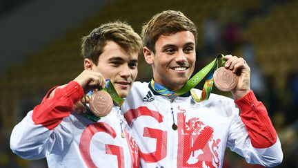 datesLGBT's tweet photo. 08/08/2016 🏳️🌈🥉 Le plongeur britannique 🇬🇧 #TomDaley, athlète ouvertement gay, remporte la médaille de bronze aux #JORio2016 à l'épreuve de plongeon synchronisé sur le 10m aux côtés de #DanielGoodfellow. https://t.co/lAymFmQoLZ