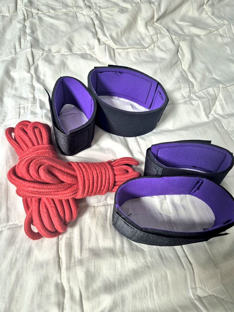 묶어놓고 괴롭히는게 좋아
#시디 #여장 #오프 #돔 #bdsm #부산 #창원 #김해 #섹트