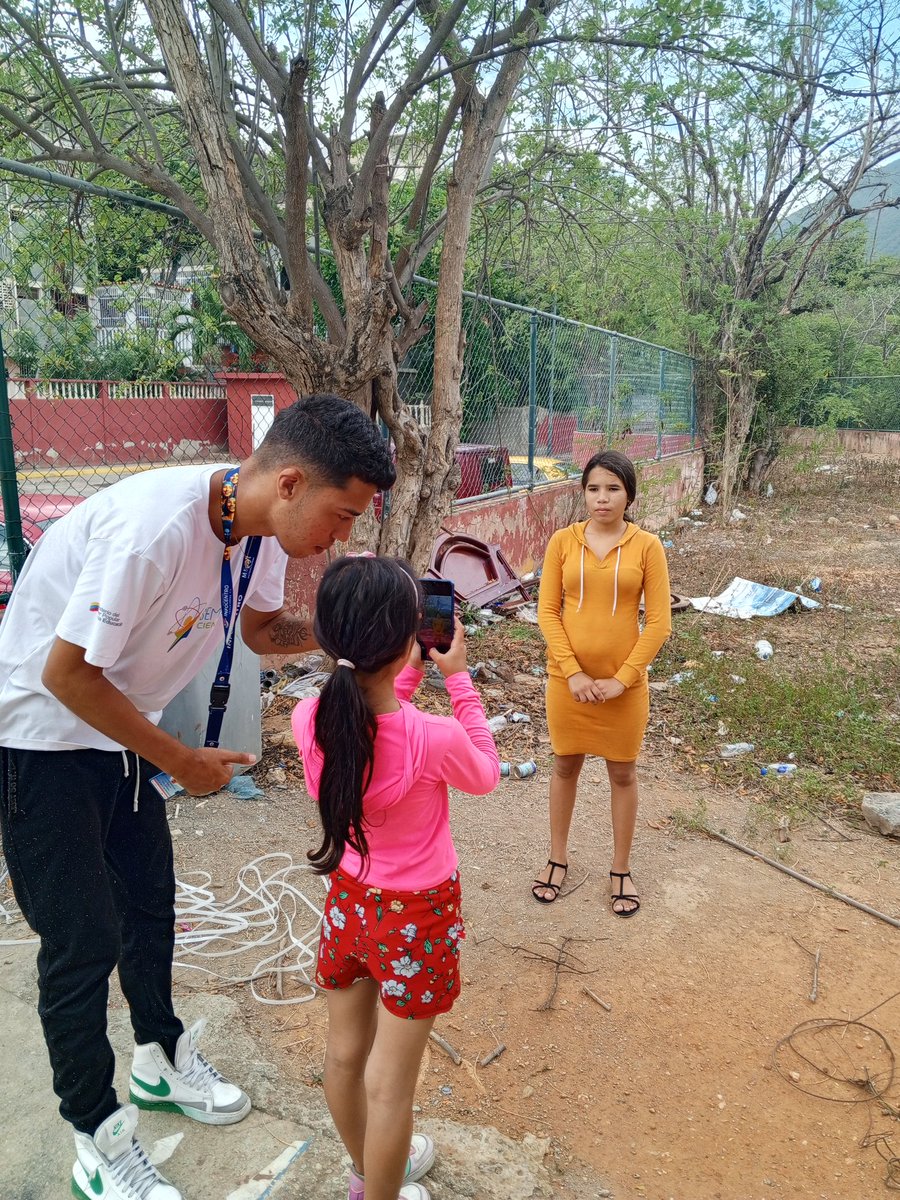Facilitador urimare dicta taller De Fotografia a niña de la comunidad
#LoQueDigaNicolás 
<a href="/NicolasMaduro/">Nicolás Maduro</a> 
<a href="/Gabrielasjr/">Gabriela Jiménez</a> 
<a href="/LaRosaInfoVE/">LaRosaInfoVE</a> 
<a href="/BrigadasCHCH/">Brigadas comunicacionales Hugo Chávez</a> 
<a href="/jgarridoFfm/">J Garrido</a>