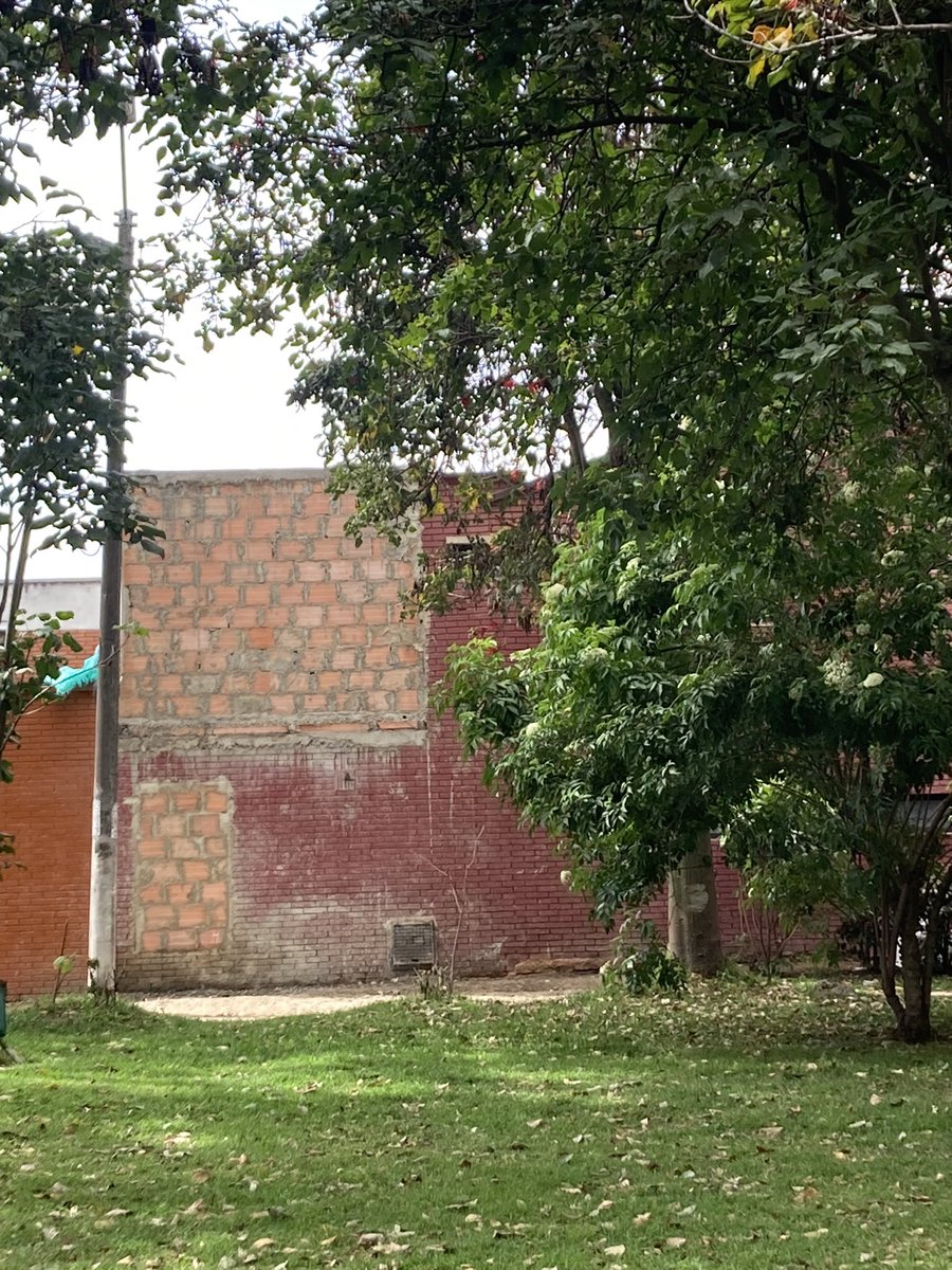 Vecinos reportan que se radicó un derecho de petición virtual en <a href="/Fontibon_Bogota/">Alcaldía Local de Fontibón</a> sobre si esta construcción respeta la normativa urbana de retrocesos, jardines y antejardines. Se sabe que no, pero no responden.