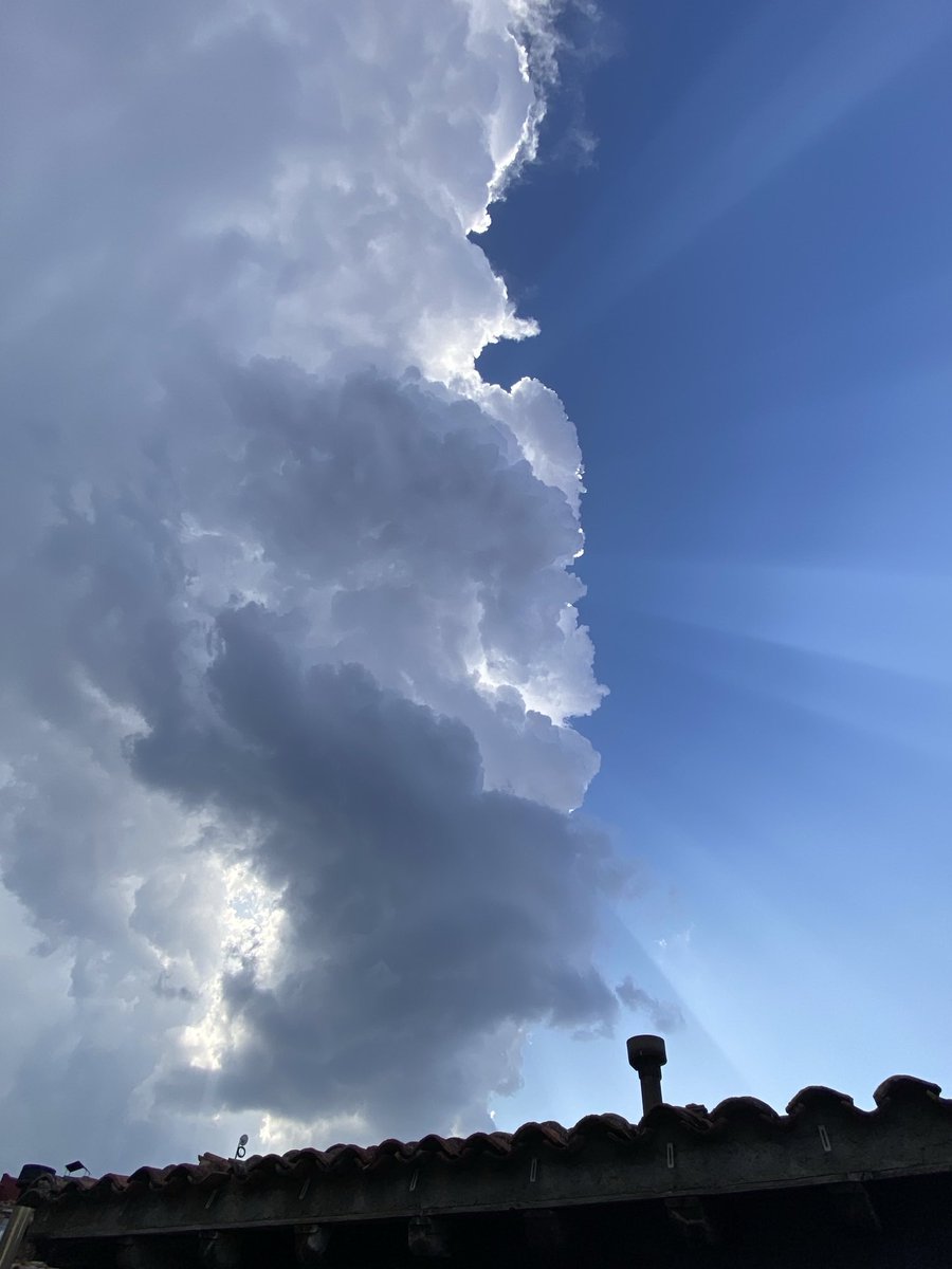 Comença a tronar novament per #Ràfels. Núvols de convecció. Vorem si avui acaba caent algo! #Matarranya