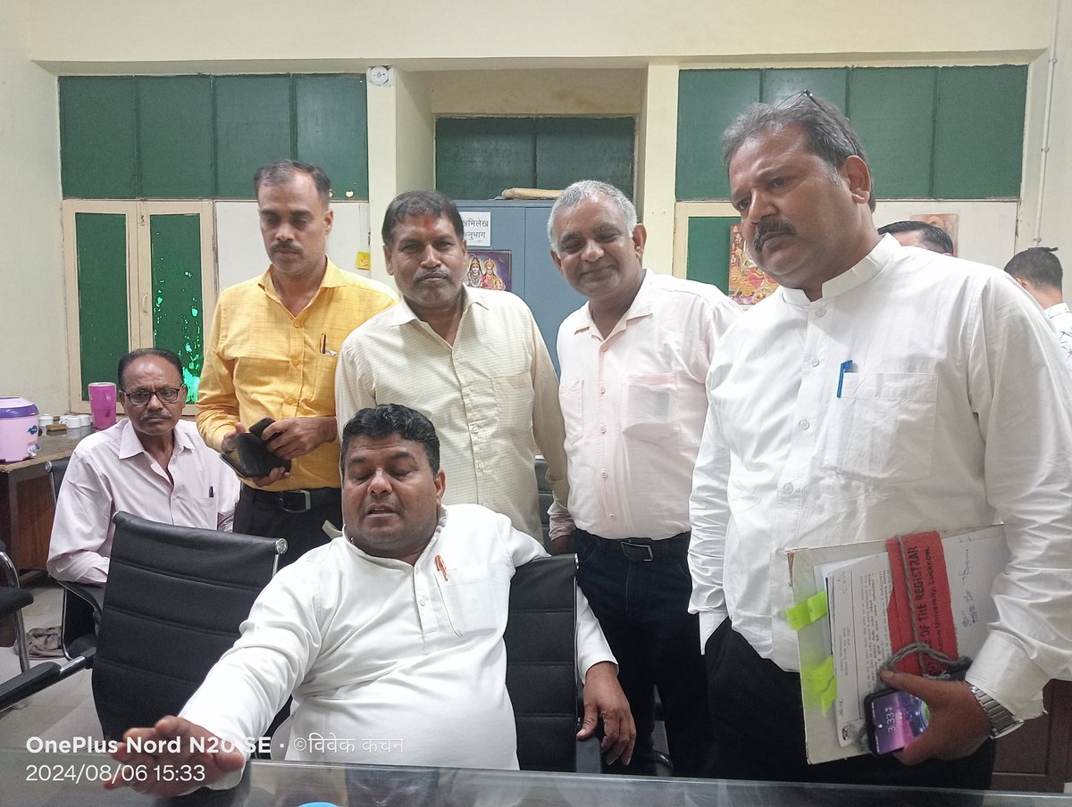 जागरूकता /सदस्यता /सहयोग अभियान के अंतर्गत आज #लखनऊविश्वविद्यालय में व्यापक जनसंपर्क किया गया। जनसंपर्क के दौरान एक बात उभर करके आई कि सभी लोगों का मानना है कि पुरानी पेंशन की लड़ाई अटेवा लड़ रहा है और उनका पूरा विश्वास है कि एक दिन अटेवा के बैनर तले सभी कर्मचारियों को पुरानी