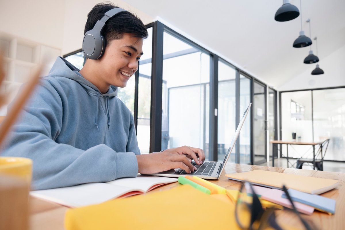 FBIElPaso's tweet photo. #BBBScamAlert: College students must spend money on tuition and school supplies. However, scammers are taking this opportunity to try to steal some of that money through various schemes and scams. Read more for 7 scams for college students to avoid: https://t.co/4wtqLoNlFt https://t.co/2k8Zuk8wTt