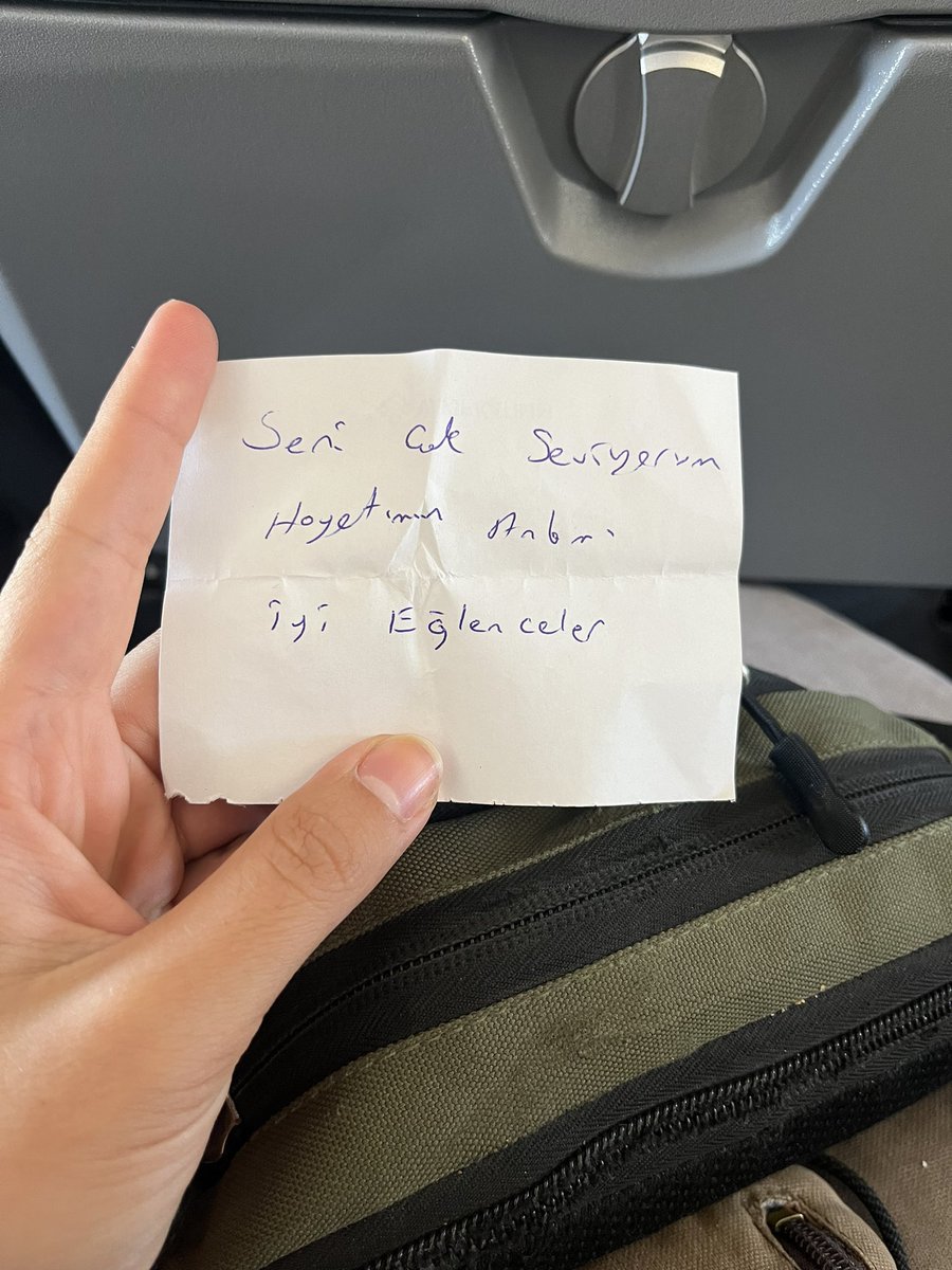 Uçağa bindim çantamdan telefonu alırken gördüğüm şeye bakın 🥺💞