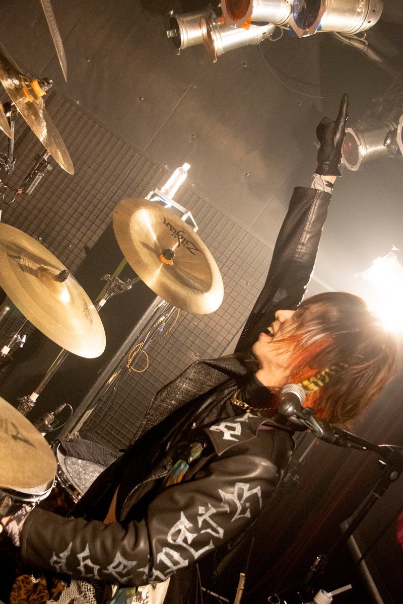 royz_511_tomoya's tweet photo. 失楽園ツアー神戸公演お疲れ様でした！

ただいま！関西！！
今日のライブはマジで熱すぎた！

みんなの熱でドラムのカメラ演奏中に止まってたわ(笑)

酸素もうっすいし！しっかりみんなが声出してくれてた証拠よな！！
メチャメチャ手応えのある素敵な1日でした！

今日は公大曲のドラム動画を撮った！

Royzのリズム隊として
相棒なんやけど、、、

性格やったり楽曲を通して
表現する世界が僕と真反対。

でもバンドとしての
向かう先は同じ。

この歪な関係が
僕ら2人にとって
ええとこなんかも！ヽ(゜▽、゜)ノ

ドラム動画(インスタ)↓↓
https://t.co/fcxKA3hBZE

次は滋賀！！

ここも僕達にとって特別な場所。
やる事はもうわかってるよな！？

花火大会と被ってるらしいから移動とかは気をつけて参加してや！！

#Royzに堕ちよう