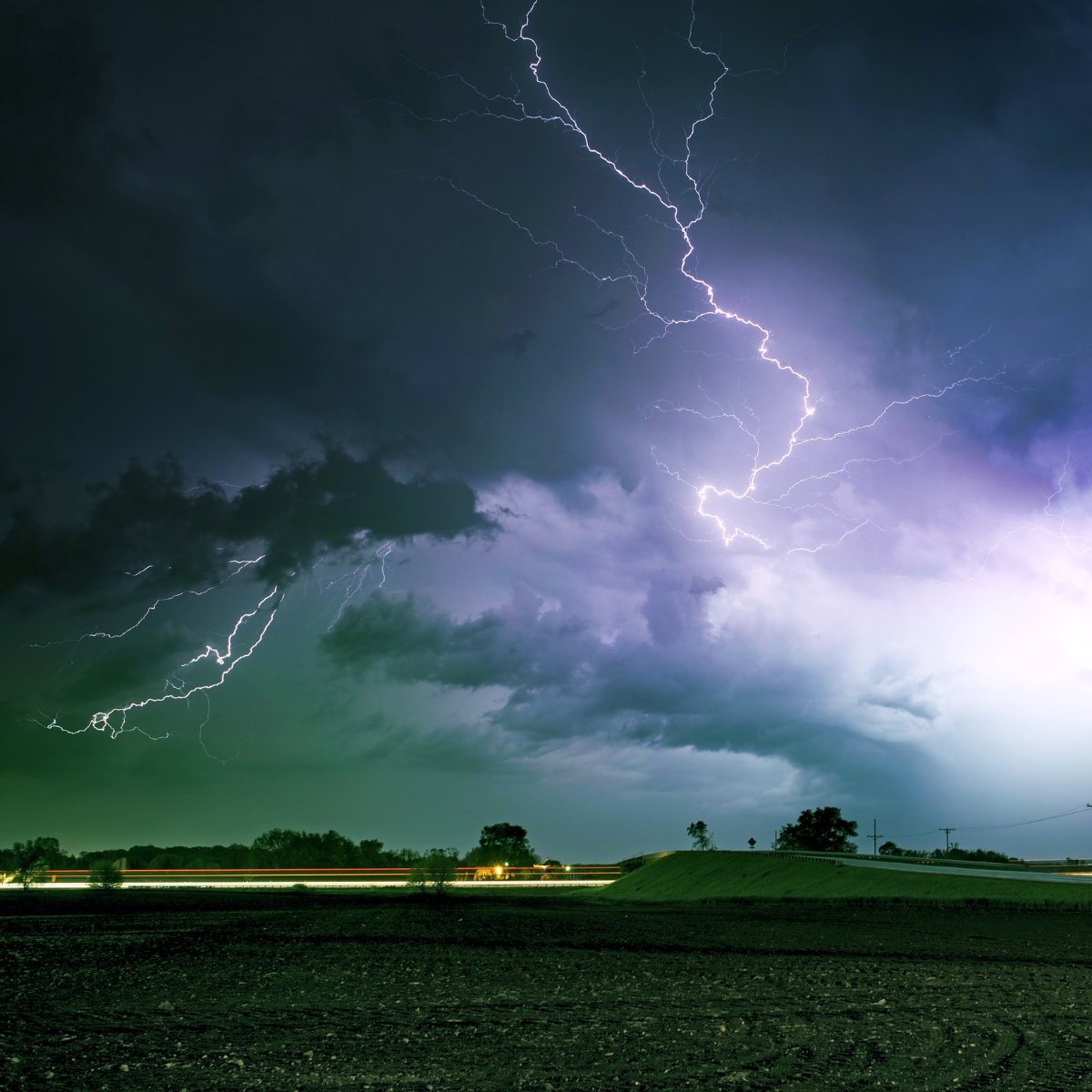 July was warm and wet in Illinois. ☔ The preliminary statewide total precipitation last month was 7.01 in., the 3rd wettest on record! Take a peek at the recent report by @ILclimatologist: loom.ly/xBIO2e0