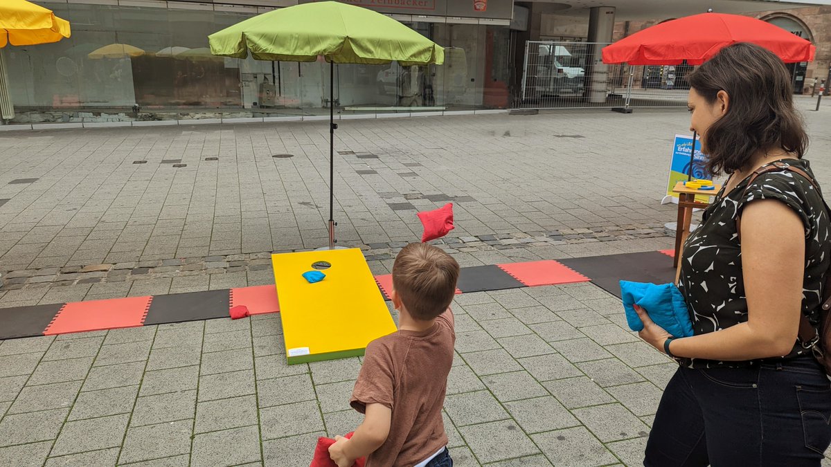 Langeweile in den Ferien? Dann kommen Sie mit Ihren Kindern doch auf unserem Mobilen Erfahrungsfeld in der #Nürnberg|er Pfannenschmiedsgasse vorbei. Dort gibt es von Montag bis Freitag zwischen 12 und 17 Uhr zahlreiche Spiele und Erlebnisstationen: go.nuernberg.de/HOw8XnpM