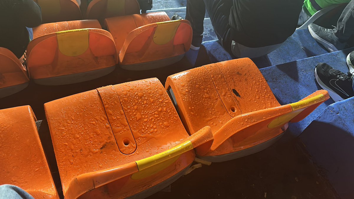juanefe2001's tweet photo. @kellybilbao28 @FicoGutierrez @INDERMEDELLIN @AlcaldiadeMed El estadio se cae a pedazos, en occidental alta, supuestamente con techo, el agua cae a chorros,  la alcaldía y el Inder? Bien gracias! https://t.co/Zp2DgNHfbC