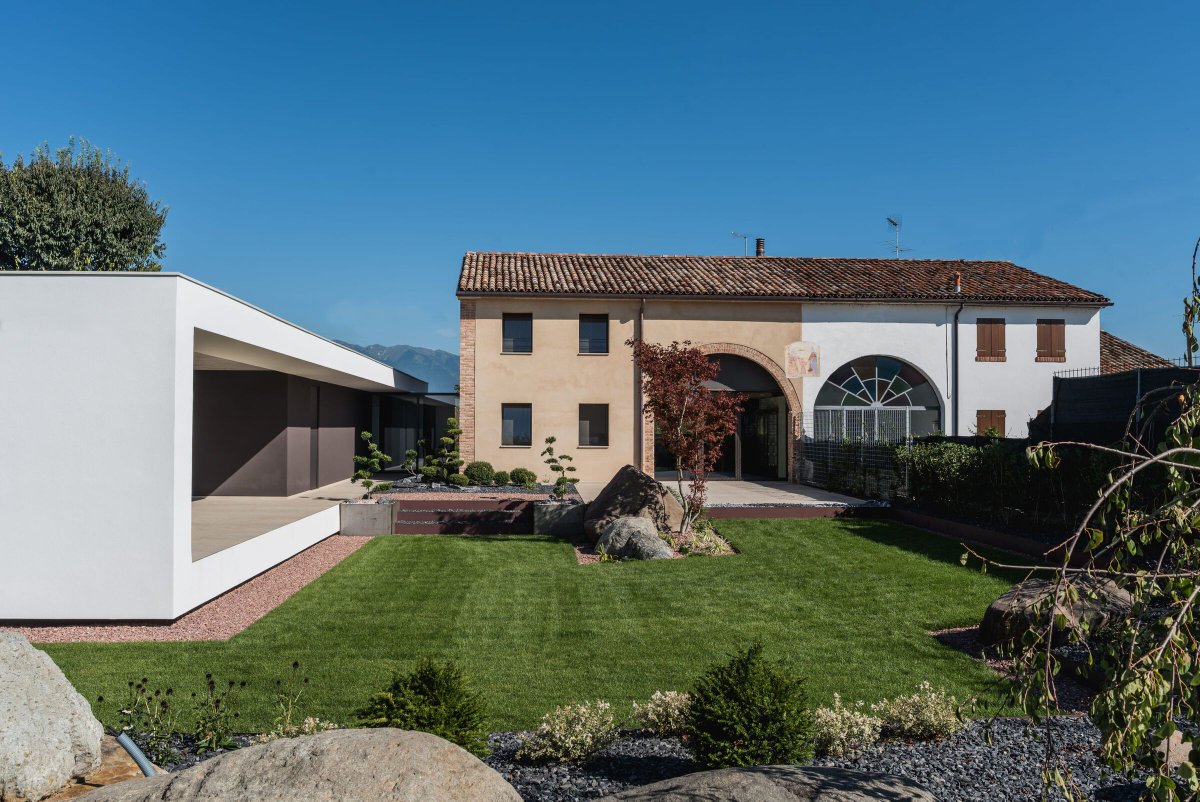 Archello's tweet photo. Scattola Simeoni Architects transform a Treviso farmhouse, by introducing preserved elements like stone frames and wooden roofs.
https://t.co/lgP1WJeGgT
#ModernVernacular #ArchitecturalTransformation #FarmhouseRedesign https://t.co/HTOhzW0bz1