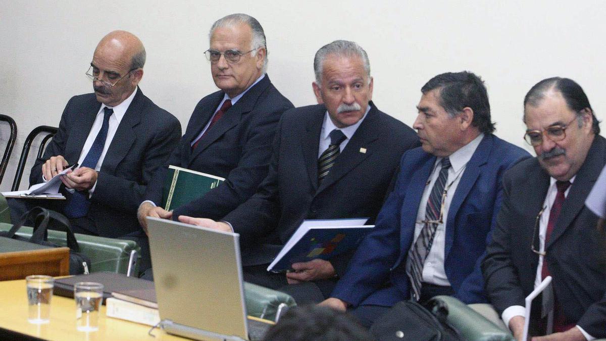 juanmalapro's tweet photo. ⚖️ Hoy se cumplen 16 años de la primera sentencia en un juicio por crímenes de la dictadura en Corrientes.
📸 En orden: Julio R. Barreiro, 25 años de prisión.
Juan C. Demarchi, perpetua.
Horacio Losito, 25 años de prisión.
Carlos R. Piriz, absuelto.
Raúl Reynoso, 18 años de pris. https://t.co/ACYCdba1lF