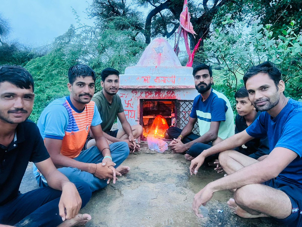 Prakash dhahara (@dhaharaprakash) on Twitter photo श्रीगुरु चरन सरोज रज, निज मनु मुकुरु सुधारि
बरनऊं रघुबर बिमल जसु, जो दायकु फल चारि
बुद्धिहीन तनु जानिके, सुमिरौं पवन कुमार
बल बुद्धि बिद्या देहु मोहिं, हरहु कलेस बिकार
आज बालाजी महाराज के दर्शन किये बजरंगबली के भक्तो के साथ 
#जय_श्री_राम
#जयबजरंगबली
#GoodEvening
#शुभ_संध्या श्रीगुरु चरन सरोज रज, निज मनु मुकुरु सुधारि
बरनऊं रघुबर बिमल जसु, जो दायकु फल चारि
बुद्धिहीन तनु जानिके, सुमिरौं पवन कुमार
बल बुद्धि बिद्या देहु मोहिं, हरहु कलेस बिकार
आज बालाजी महाराज के दर्शन किये बजरंगबली के भक्तो के साथ 
#जय_श्री_राम
#जयबजरंगबली
#GoodEvening
#शुभ_संध्या