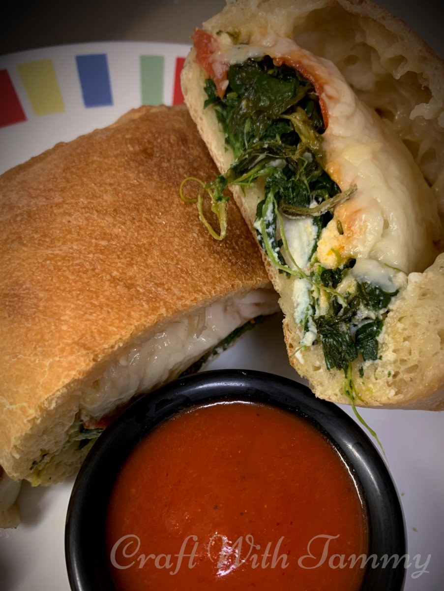 CraftwithTammy's tweet photo. "All you need for this recipe packed with spinach is pizza dough, frozen spinach, olives, garlic, red pepper flakes, olive oil and mozzarella cheese!"

Recipe: https://t.co/D8rMXyUSce
#whimpyskimpy #calzone #spinachpies #RIfood #RhodeIsland #italianbakery #eastcoastfood #foodporn https://t.co/SRcmHV7qkN