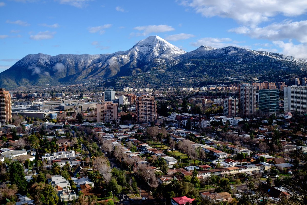 agenciaunochile's tweet photo. Con nieve y sin contaminación se ve la zona oriente de Santiago luego de la lluvia al inicio de esta semana.

Imágenes desde Cerro Calán, en Las Condes.-

📸 © AgenciaUno/Diego Martin https://t.co/sRt3xq4qhB