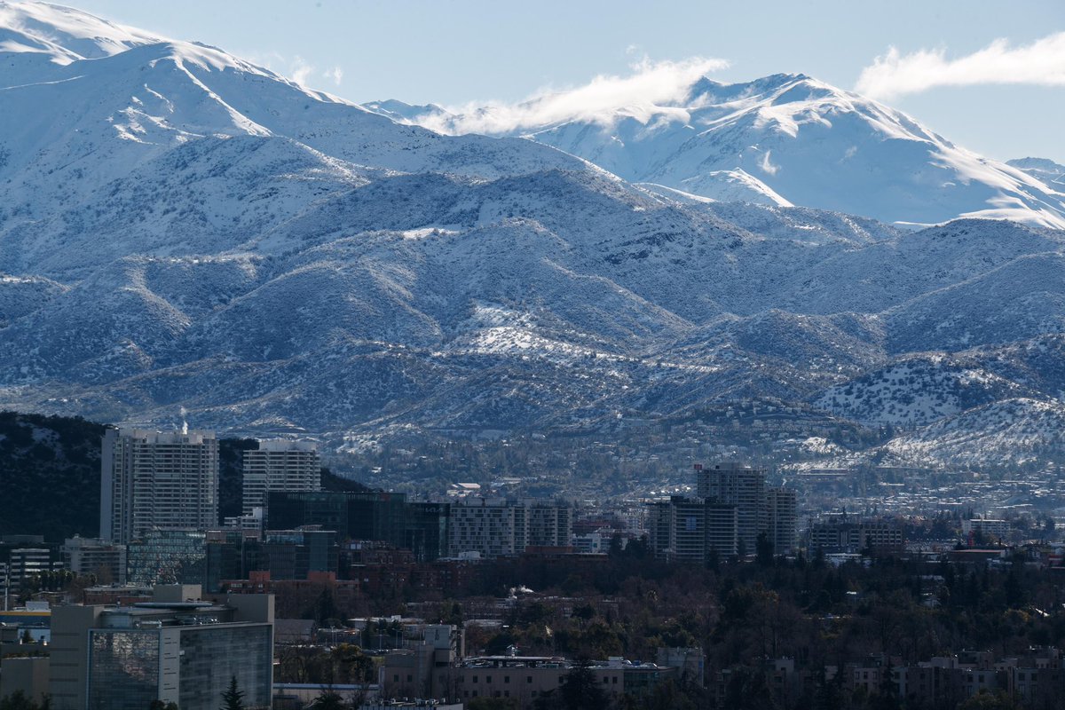 agenciaunochile's tweet photo. Con nieve y sin contaminación se ve la zona oriente de Santiago luego de la lluvia al inicio de esta semana.

Imágenes desde Cerro Calán, en Las Condes.-

📸 © AgenciaUno/Diego Martin https://t.co/sRt3xq4qhB