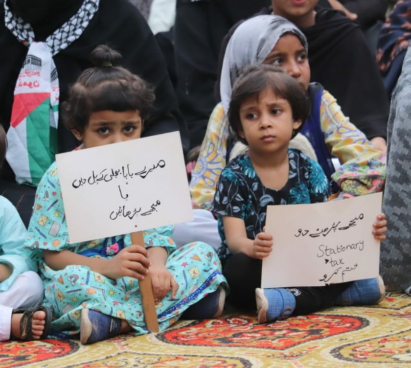 JIwomenKarachi's tweet photo. مجھے پڑھنے دو 😢
میرے بابا بجلی کے بل دیں یا مجھے پڑھائیں
کراچی دھرنا گورنر ہاوس🔥 
#جہاں_کہےحافظ_وہیں_دھرنا https://t.co/6IUe1Yx32P