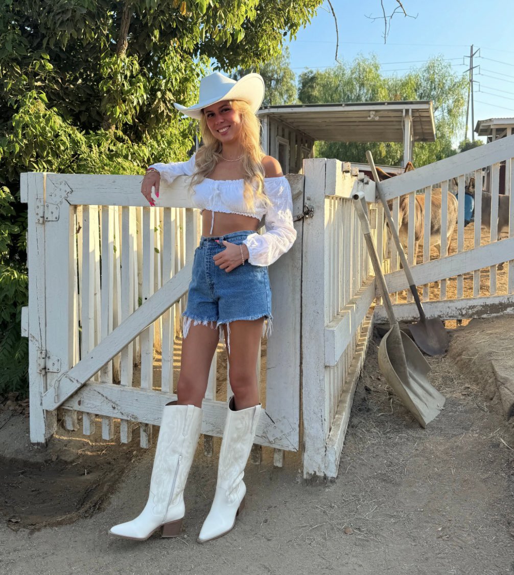 Wonder what she’s going to get up too this week. #HAWKTUAH $SOL Holders were strong during the weekend!