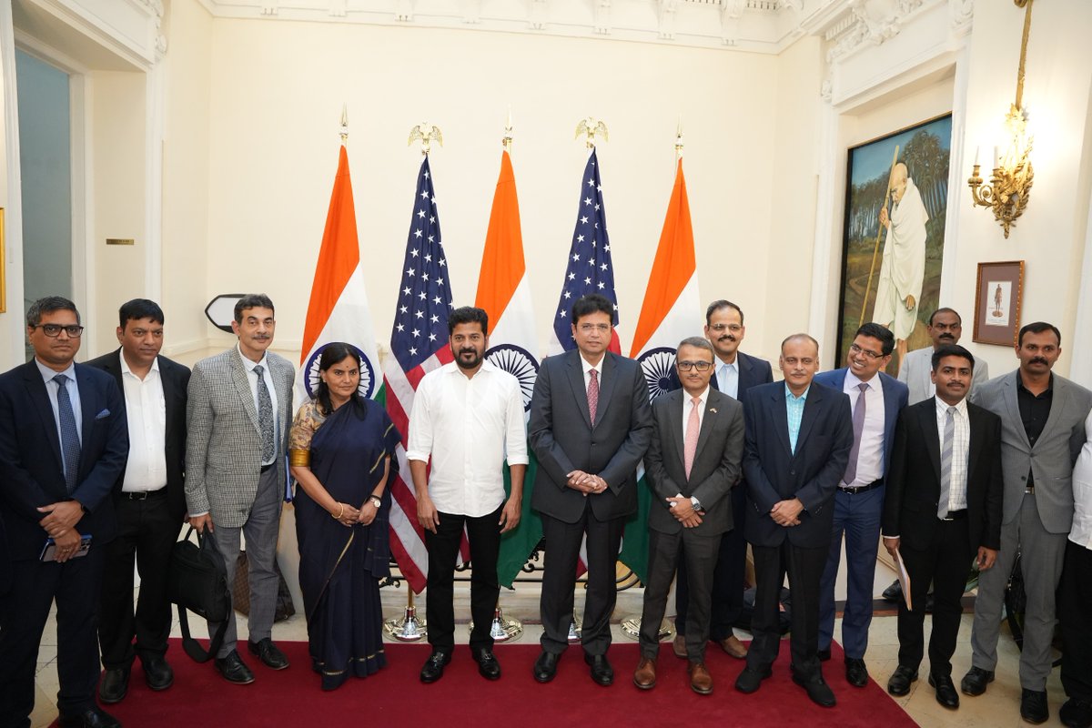 TelanganaSamvad's tweet image. CM @revanth_anumula ने USA में शीर्ष CEOs को प्रभावित किया। @Min_SridharBabu ने #Telangana में बेहतरीन उद्योग नीति की रूपरेखा प्रस्तुत की। हैदराबाद के सॉफ़्टवेयर, फार्मा, पावर हब इंफ्रास्ट्रक्चर, #MusiRiverFrontDevelopment फ्यूचर सिटी, 3-रिंग रोड्स, मास्टर प्लान 2050 का  प्रदर्शन