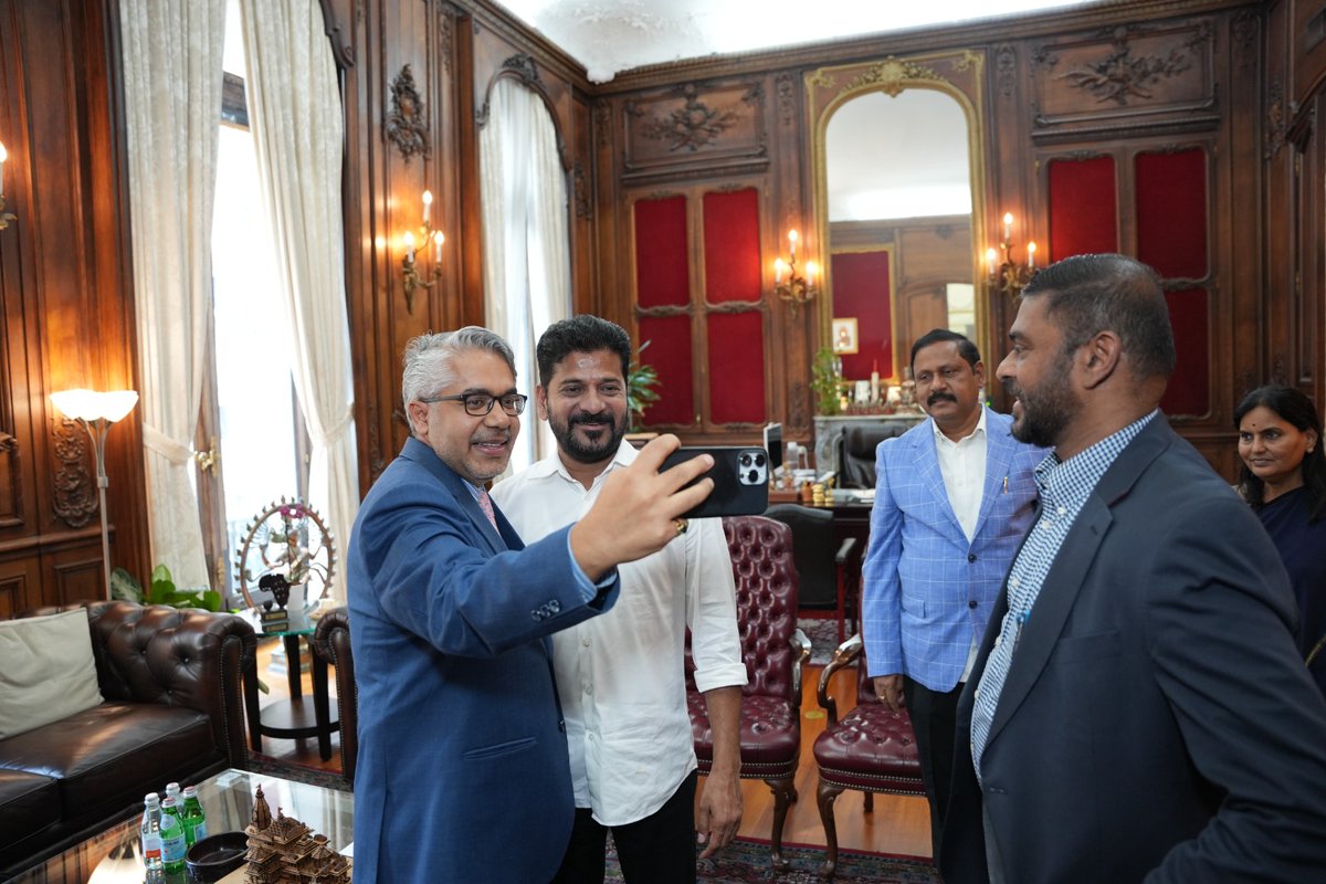 TelanganaSamvad's tweet image. CM @revanth_anumula ने USA में शीर्ष CEOs को प्रभावित किया। @Min_SridharBabu ने #Telangana में बेहतरीन उद्योग नीति की रूपरेखा प्रस्तुत की। हैदराबाद के सॉफ़्टवेयर, फार्मा, पावर हब इंफ्रास्ट्रक्चर, #MusiRiverFrontDevelopment फ्यूचर सिटी, 3-रिंग रोड्स, मास्टर प्लान 2050 का  प्रदर्शन