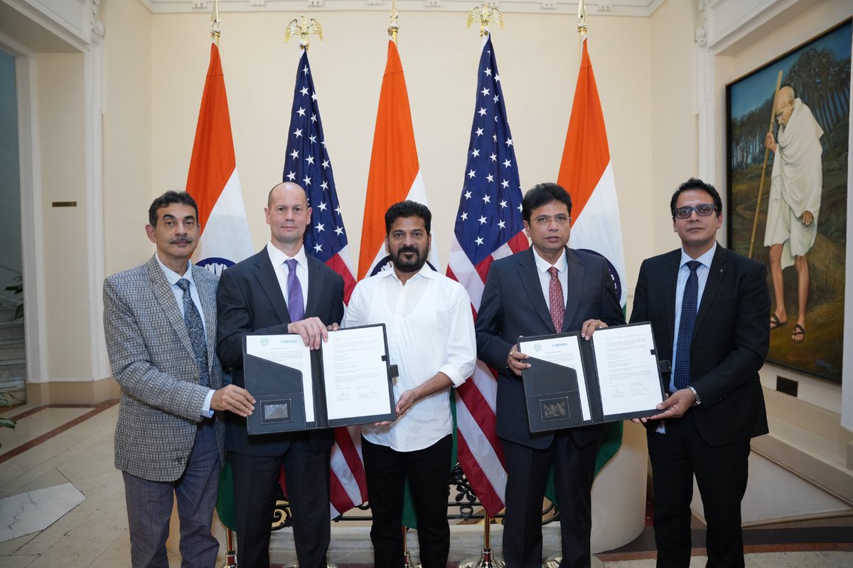 TelanganaSamvad's tweet image. CM @revanth_anumula ने USA में शीर्ष CEOs को प्रभावित किया। @Min_SridharBabu ने #Telangana में बेहतरीन उद्योग नीति की रूपरेखा प्रस्तुत की। हैदराबाद के सॉफ़्टवेयर, फार्मा, पावर हब इंफ्रास्ट्रक्चर, #MusiRiverFrontDevelopment फ्यूचर सिटी, 3-रिंग रोड्स, मास्टर प्लान 2050 का  प्रदर्शन