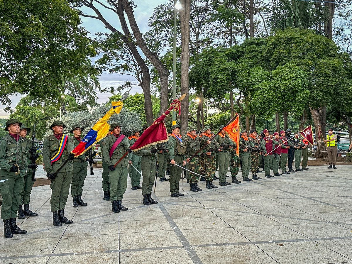 #Entérate || Desde la plaza Ayacucho de Cumaná el gobernador del estado #Sucre, Almte. @GPintoVzla, lideró la parada militar e izada de bandera con motivo del aniversario 200 de la gloriosa batalla de Junín librada en Perú en 1824

#LoQueDigaNicolás