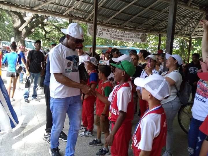 OscarPrezLeyva1's tweet photo. #PorLasTunasLaVictoria. Felices los colombianos en #LasTunasXMásVictorias con el intercambio, recibimiento y estimulación al equipo de béisbol #LeñadoresLasTunas, #LeñadoresCampeones de la #63SNB @InderCuba @OtanoGuerra @Elvis_EGarcia @Gobier https://t.co/hbFDpNvAKJ
