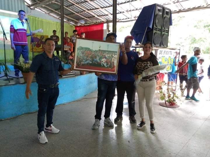 OscarPrezLeyva1's tweet photo. #PorLasTunasLaVictoria. Felices los colombianos en #LasTunasXMásVictorias con el intercambio, recibimiento y estimulación al equipo de béisbol #LeñadoresLasTunas, #LeñadoresCampeones de la #63SNB @InderCuba @OtanoGuerra @Elvis_EGarcia @Gobier https://t.co/hbFDpNvAKJ
