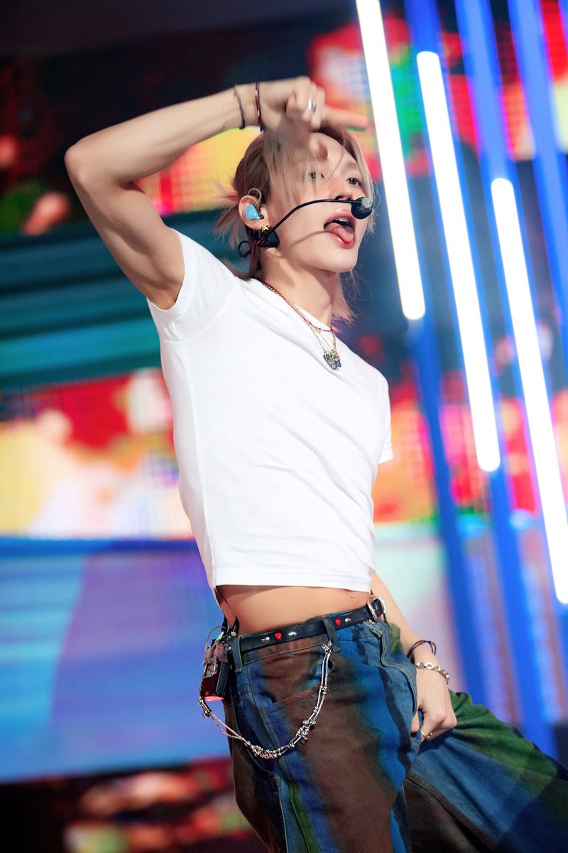 myriizeness's tweet photo. there isn't a day when i don't think about park wonbin and his 27 inch waist https://t.co/h8R35wUNVo