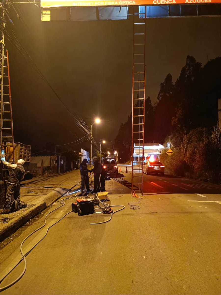 czamoramatute's tweet photo. #Seguridad 🚨

Instalamos 10 nuevos postes con caras con visión 180 grados y 360 grados 

Colocamos en:

📍 Vías de acceso a la ciudad 
📍Zona de tolerancia, Terminal, Arenal 
📍 Lugares de alta concentración 

La cámara en la parte verde 🟢es 180 grados y monitoreo constante, cámara en la parte roja 🔴 es 360 grados y conectada a inteligencia artificial 

Cámaras en acceso de vía hacia Molleturo y Panamericana norte ⬇️⬇️⬇️