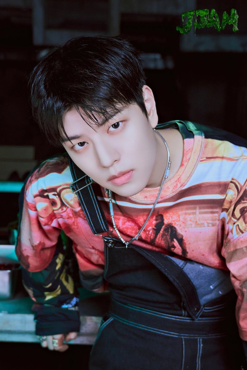 its_hanmi's tweet photo. I just love the kind of neon concept, it fits them perfectly!! https://t.co/IitYIXiliP