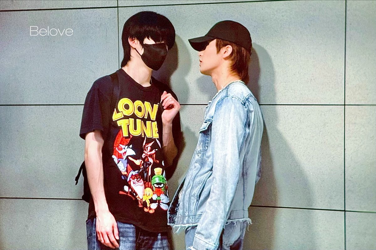 peach2142's tweet photo. 아니 이거 재맠 별말 안 하는데도 눈마주치면 자기들끼리만 킥킥댈 거 같애
지나가던 애들이 그거 보고 궁금해서 무슨말 했냐고 물어보면
이믾형 대답하기 전에
정제현이 먼저 비밀<<하고 믾형이 어깨나 꾹 쥐고 말했을 거 같애
그러다 눈 마주치면 씨익 웃어버려가지고
이믾형이 아니라고도 못하게 https://t.co/IKYYOrMAKQ