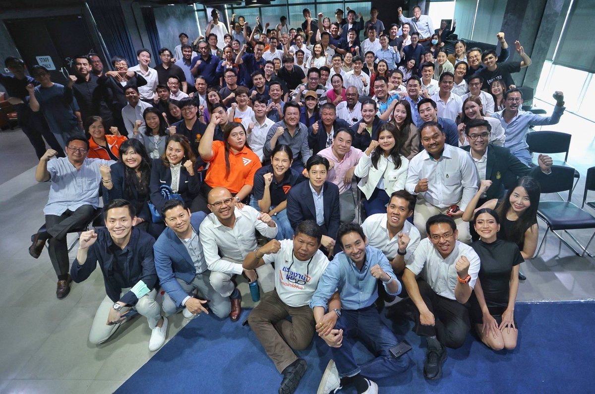 Decharut114's tweet photo. หนึ่งในงานที่ดีใจที่สุดในชีวิต
ขอบคุณสำหรับทุกกำลังใจที่มีให้พวกเรา #ก้าวไกล 

พรุ่งนี้ #ก้าวไกลไปต่อ ครับ #ก้าวต่อไป #ก้าวให้ไกลกว่าเดิม

ปล หาผมในภาพ เจอมั้ยครับ https://t.co/WfYF2XmoNf