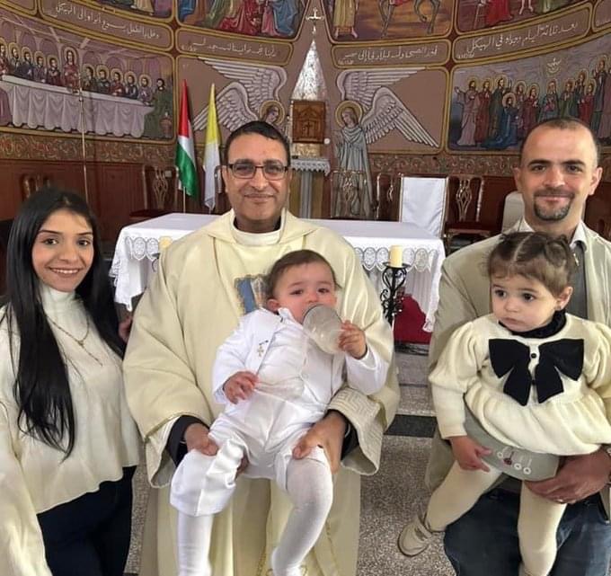 PadreTomasB's tweet photo. Hubo algunos que me preguntaron si se pueden bautizar a los hijos de las parejas gays. 

     Hay dos cosas que decir:

     La primera es que para bautizar a un niño hay que asegurarse de que ese niño pueda ser educado en la fe católica. Santo Tomas de Aquino decía que NO había que bautizar a los hijos de los musulmanes, porque al volver con sus papás no iban a poder vivir su fe. Es decir, si no hay ni padres, ni padrinos, ni abuelos que garanticen de alguna manera la educación católica del niño, no hay que dar el bautismo. No se puede bautizar a alguien que no va a tener ninguna posibilidad de vivir su fe, como es el caso de los hijos de musulmanes que piensan seguir siendo musulmanes y no tienen intención de cambiar de credo. 

     En cuanto al bautismo de niños de parejas gays, hay que decir lo siguiente: es obvio que yo ESTOY EN CONTRA de que los gays adopten, ya que se lo priva al niño de tener una madre o de tener un padre,  y nadie puede reemplazar sea a la mamá o al papá. Sin embargo, la realidad es que los gays adoptan, no por culpa del cristianismo sino por culpa del secularismo ateo. Sabemos que el secularismo ha hecho mucho daño con el aborto, la ideología de genero y también con estos seudo-matrimonios antinaturales, a los cuales se les permite "adoptar hijos". 

   ¿Qué hacer en estos casos cuando dos gays se presentan con su hijito a bautizarlo? Alguno podrá decir: "yo me fijaría si sus abuelos pueden garantizar su fe, o padrinos, o alguien que lo eduque en la fe católica".  Ciertamente que eso es lo primero que hay que hacer, ver si tienen alguien en la familia que pueda ser un ejemplo católico para el niño.

   Suponiendo que tengan padrinos católicos que puedan ayudar con su educación, aún así yo hablaría con los papás y les diría lo siguiente: "miren, su hijo va a tener que aprender Y ACEPTAR, que los actos homosexuales son intrínsecamente desordenados, y que no pueden recibir aceptación en ningún caso. También su hijo va a tener que aprender que el matrimonio es entre hombre y mujer, y SOLAMENTE entre hombre y mujer, y también deberá aprender que la ideología de genero es perversa y diabólica. No solo deberá aprender estas cosas, las deberá aceptar y admitir. El gran problema que se presenta aquí es que mientras la Iglesia le está enseñando a su hijo esta doctrina, el niño vuelve a su casa y nota que "sus papás" viven en total contradicción con lo que enseña Jesucristo y la Iglesia. Por lo tanto...lo que ustedes hacen es contradictorio, porque por un lado no viven lo que enseña la Iglesia pero por otro lado quieren que su hijo lo viva, cuando LE SERÁ MUY DIFÍCIL ya que los hijos ven el ejemplo de los padres. Es decir, harán vivir a su hijo en una contradicción y eso le generará mucha confusión". 

    Yo les diría todo esto. Creo que muchos de ellos, luego de escuchar estas palabras, no querrían bautizar a su hijo. Pero si aún así desean bautizarlo, mientras tengan padrinos que sean católicos practicantes (es decir, que no sean parejas gays, que si son pareja hombre y mujer estén casados por la Iglesia, que no estén divorciados y vueltos a casar, que no estén viviendo en unión libre, que tengan todos los sacramentos, que practiquen la fe, etc) que garanticen de alguna manera la educación en la fe del niño, se le puede proveer el bautismo. 

    Alguno dirá: "padre, pero es un bien que el niño sea bautizado". Ciertamente que es un bien, y yo deseo que todos los niños se bauticen. Pero el problema es que gran parte de los bautizados hoy en día son como los políticos abortistas, es decir, son católicos por el bautismo pero su vida es totalmente contraria a los principios del Evangelio. 

    Nadie le pide a nadie ser perfectos, somos todos pecadores. Pero no podemos bautizar a un niño y luego dejarlo a su propia suerte. Hay que garantizarle a ese niño que mínimamente pueda tener acceso a la educación católica. Si los papás no pueden garantizar tal cosa, lo deben hacer los padrinos, o al menos los abuelos. Si no hay nadie que lo garantice, es lamentable, pero un puede decir: "lo siento....pero antes de bautizar a su hijo, busquemos a personas que puedan comprometerse a educarlo en la fe católica. Por el momento, deben esperar". 

   Espero haber respondido a sus inquietudes. Cualquier cosa, veré de responder a sus preguntas en los tiempos que me sea posible. 

    Bendiciones para todos.