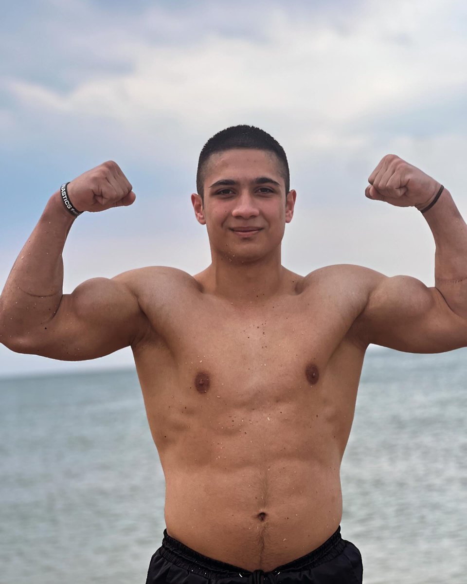 ytmuscl's tweet photo. Summer Beach https://t.co/S4O6kCzrL4