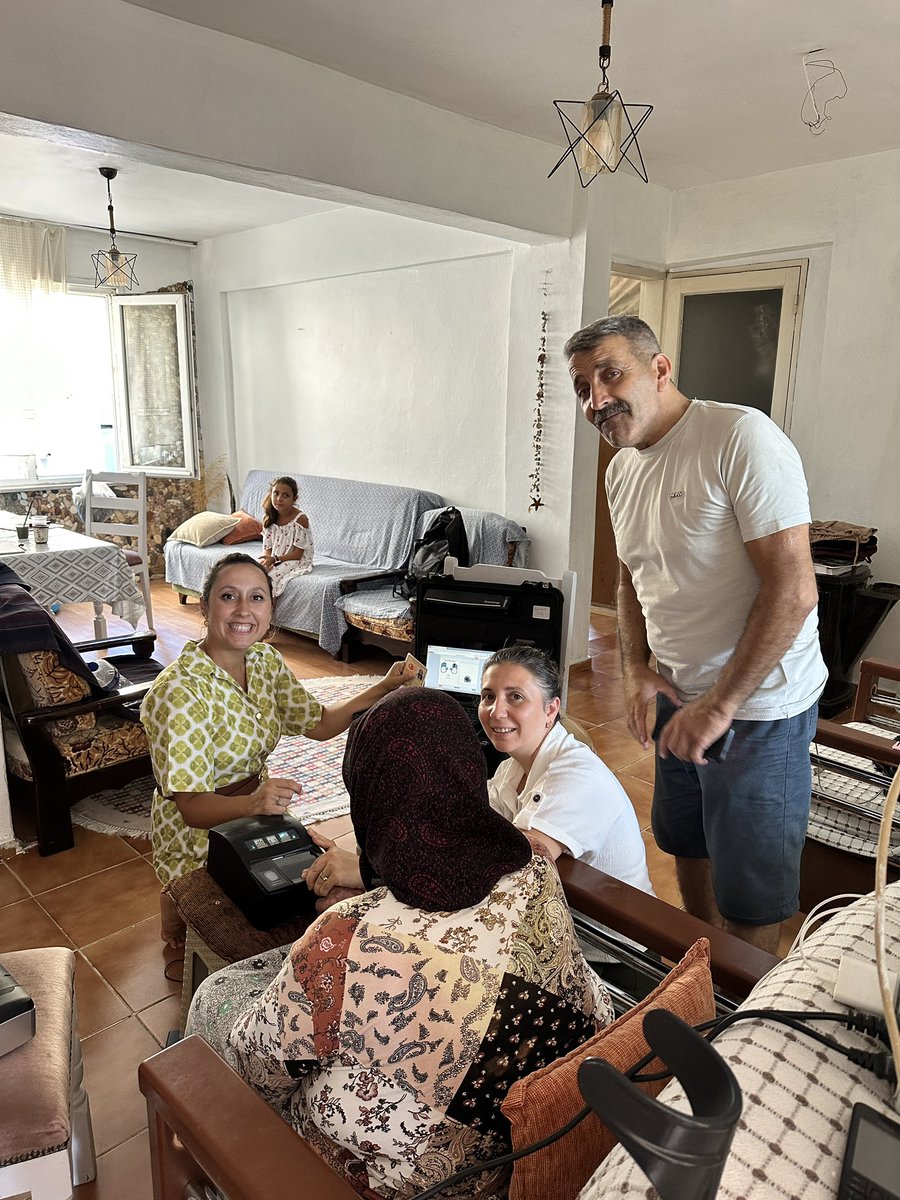 Bakanlığımızın Gönül Projesi olan #AdresteNüfusHizmeti kapsamında Müdürlüğümüze gelemeyecek durumda olan 8️⃣7️⃣,8️⃣8️⃣ ve 7️⃣6️⃣ yaşındaki büyüklerimizin yeni tip kimlik kartı başvuruları için evlerine misafir olduk.<a href="/TCNufus/">Nüfus ve Vatandaşlık İşleri Genel Müdürlüğü</a> <a href="/Balikesir_nvi/">Balıkesir İl Nüfus ve Vatandaşlık Müdürlüğü</a> <a href="/MahmutKececi61/">🇹🇷Mahmut KEÇECİ🇹🇷</a> <a href="/TC_Marmara/">Marmara Kaymakamlığı</a> <a href="/Elifcelik111/">Elif ÇELİK</a>