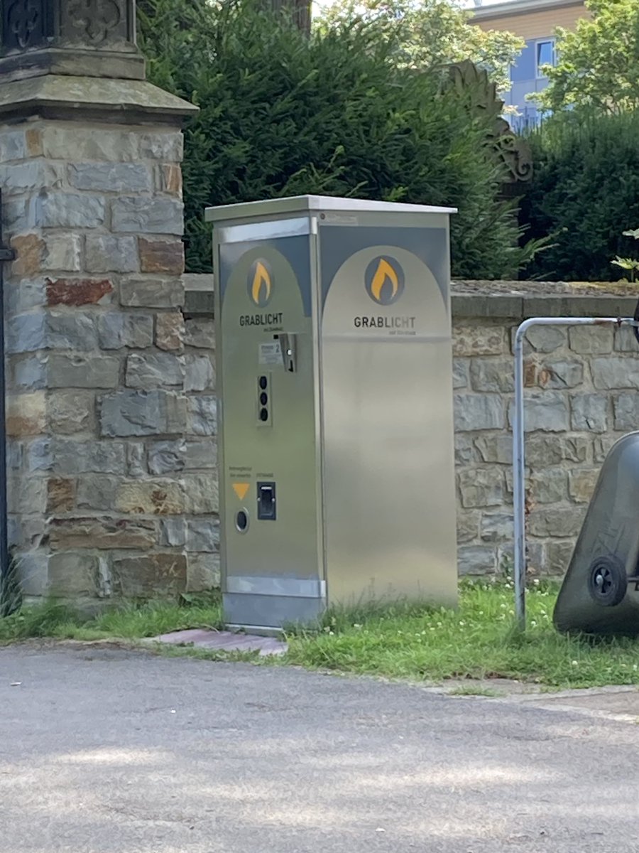 Am Friedhof gibt es jetzt einen Grablicht Automaten 😳
2,- das Stück.