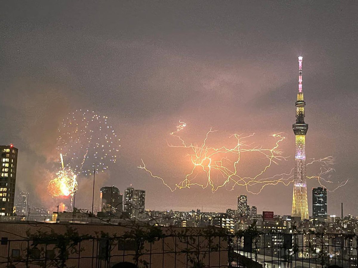 Ayaka_286's tweet photo. 短時間で72回の落雷が観測されたようで、

雷雨が激しい地域にいる場合は安全を確保

するために注意が必要です。

「花火大会と雷の見事なコラボレーション」

#落雷 #雷 #カミナリ https://t.co/aFSveGoBNZ